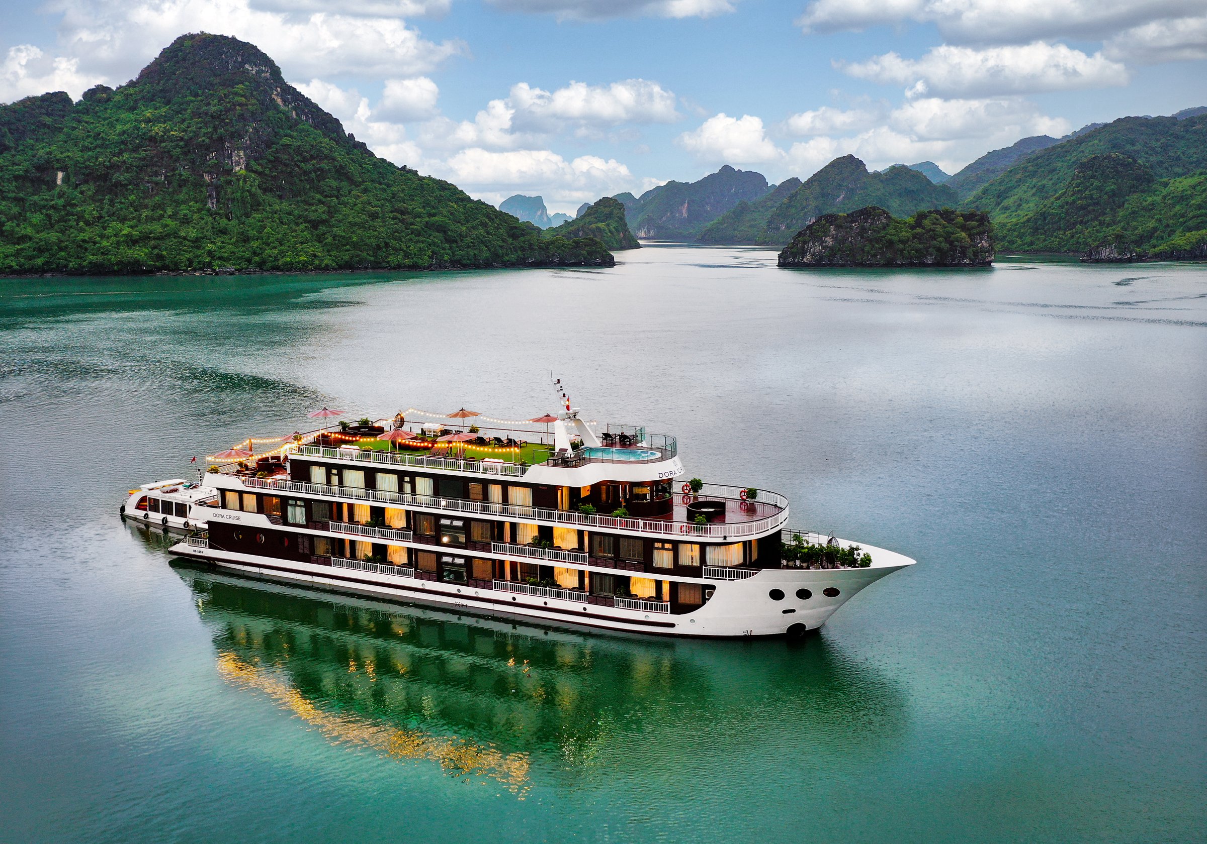Boat cruise in Ha Long 
