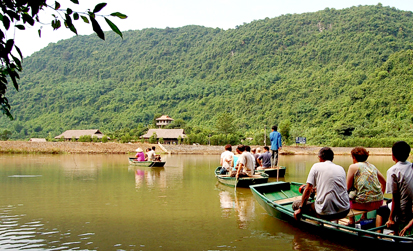 Boat to Thien Ha cave